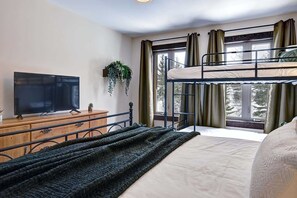 7 bedrooms, desk, travel cot, WiFi - Waterfront private Beach 2 hot tubs Pool Sauna 21p. (Labelle)