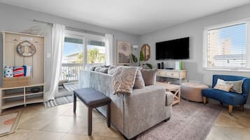 Een smart-tv en boeken