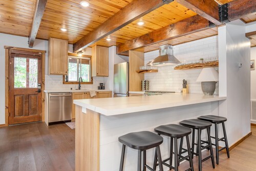3mins to Lake, 5mins to Skiing • Updated 4BDR Cabin | Avalon Pines by AvantStay