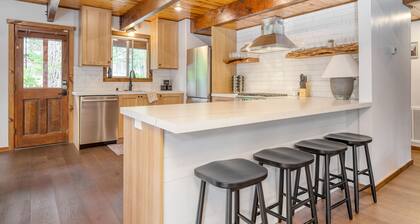 3mins to Lake, 5mins to Skiing • Updated 4BDR Cabin | Avalon Pines by AvantStay