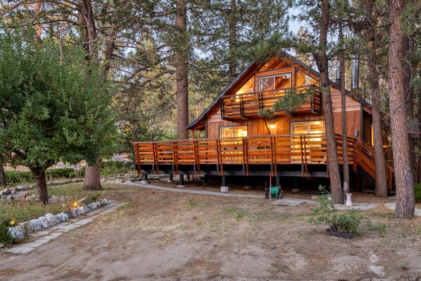 Exterior - Updated + Chic 4BDR w/ Large Deck, Close to the Lake | Avalon Pines by AvantStay (Big Bear Lake)