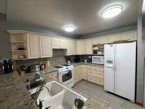 Fridge, microwave, oven, stovetop - Olympic Valley Retreat / Private Hot Tub / EV Charging (Placer County)