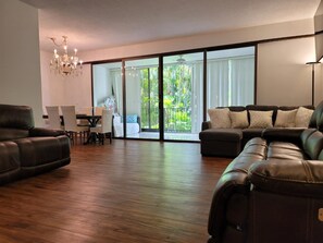 TV - Large 2BD/2BA Kahala Beach Front Condo Furnished (Honolulu)