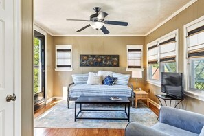 Una Smart TV, una chimenea, una mesa de tenis de mesa, una impresora