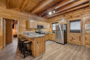 Kjøleskap, ovn, kokeplater og oppvaskmaskin