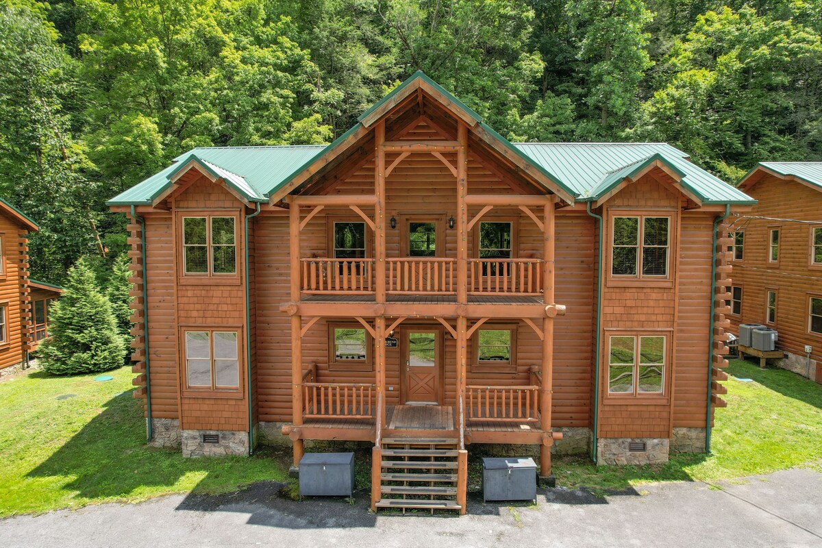 Brookshore by AvantStay | Hot Tub, Fire Pit, Game Room | Mins to Pigeon Forge