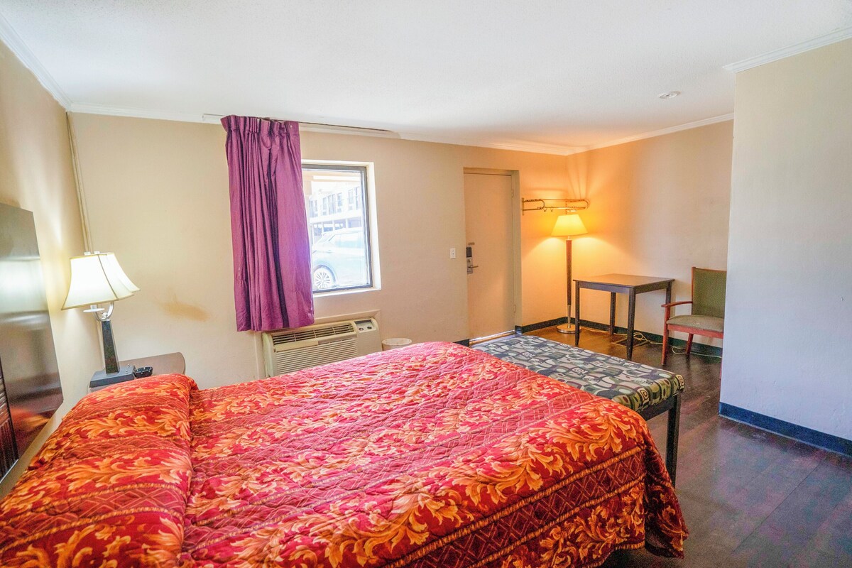 WiFi (free), bed sheets