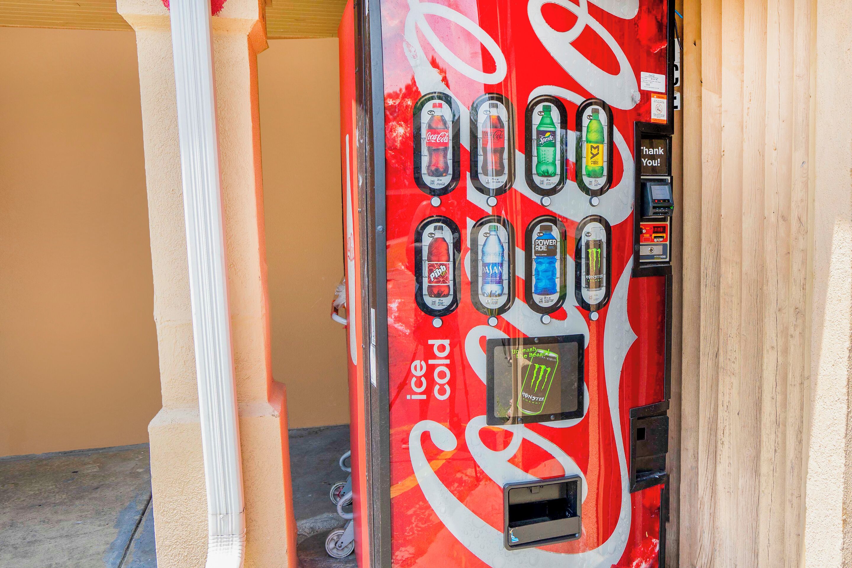 Distributore automatico Coca-Cola con diverse opzioni di bevande.