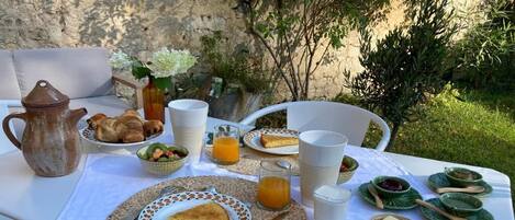 Free daily local cuisine breakfast