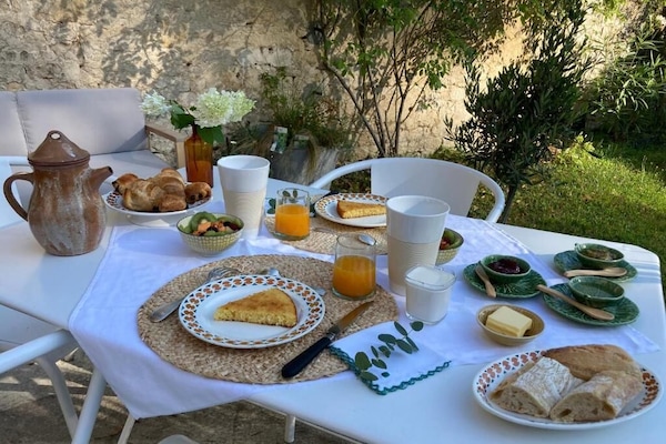 Desayuno con opciones de la cocina local incluido todos los días
