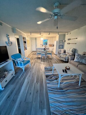 Living area - Spacious Beachfront Condo just steps away from ocean and pool (Atlantic Beach)