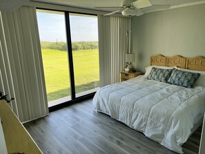 Room - Spacious Beachfront Condo just steps away from ocean and pool (Atlantic Beach)