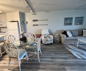 Smart TV, books - Spacious Beachfront Condo just steps away from ocean and pool (Atlantic Beach)