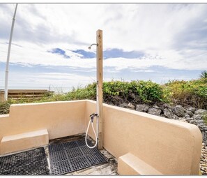 Property grounds - Spacious Beachfront Condo just steps away from ocean and pool (Atlantic Beach)