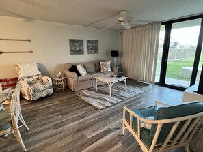Living area - Spacious Beachfront Condo just steps away from ocean and pool (Atlantic Beach)