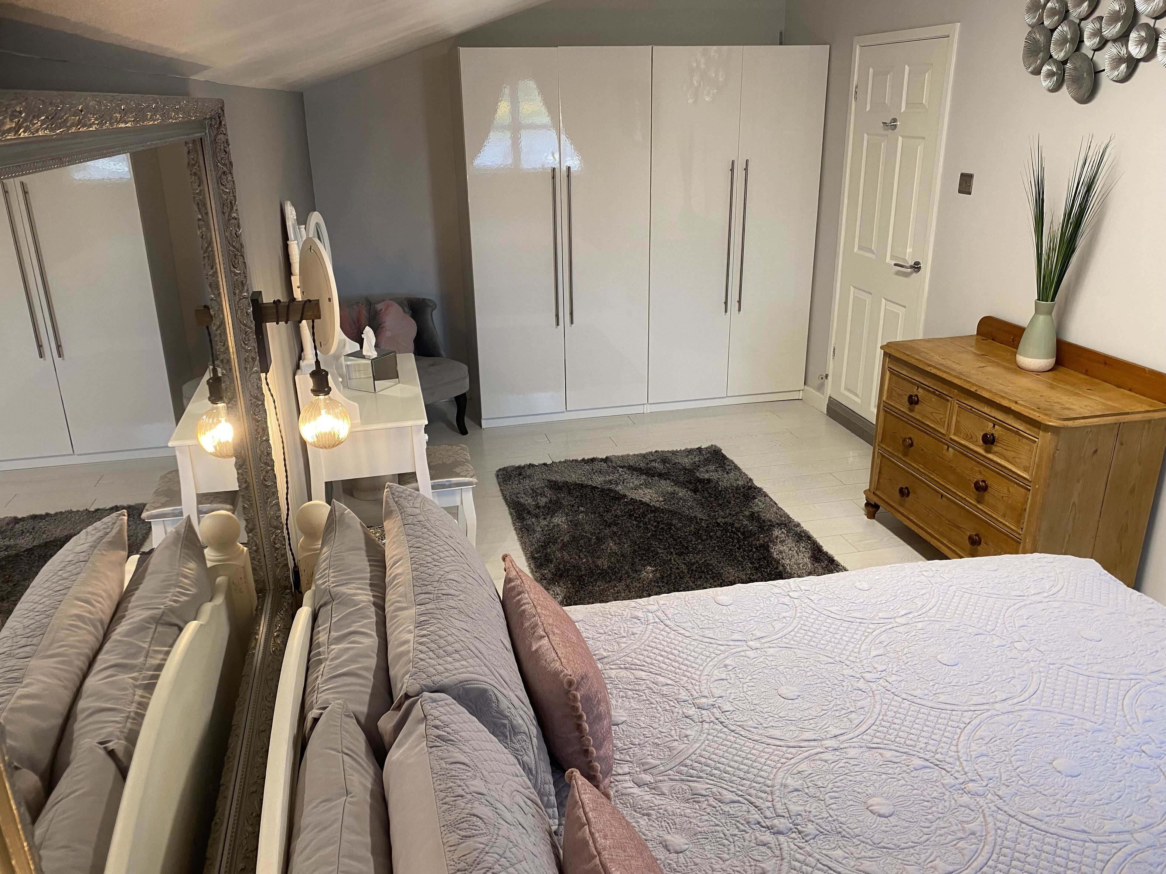 1 Schlafzimmer, Zimmersafe, Schreibtisch, Bügeleisen/Bügelbrett