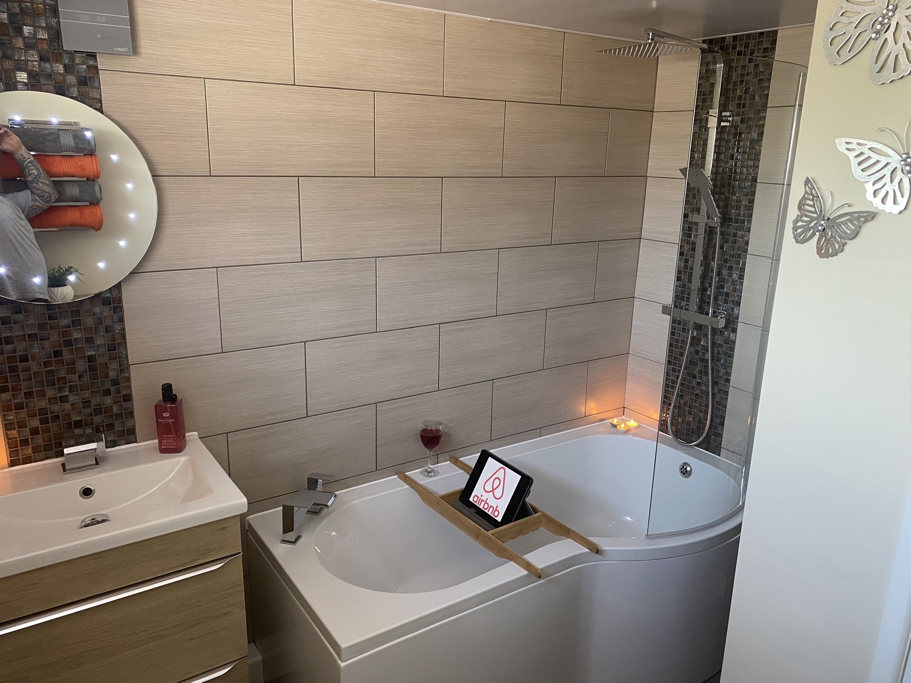 Combined shower/bathtub, hair dryer, towels, soap