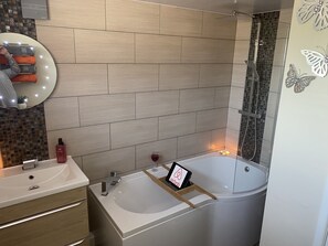 Ducha y bañera combinadas, secador de pelo, toallas y jabón