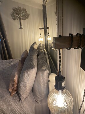 1 室のベッドルーム、セーフティボックス (室内)、デスク、アイロン / アイロン台