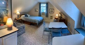 6 bedrooms, desk, iron/ironing board, free WiFi