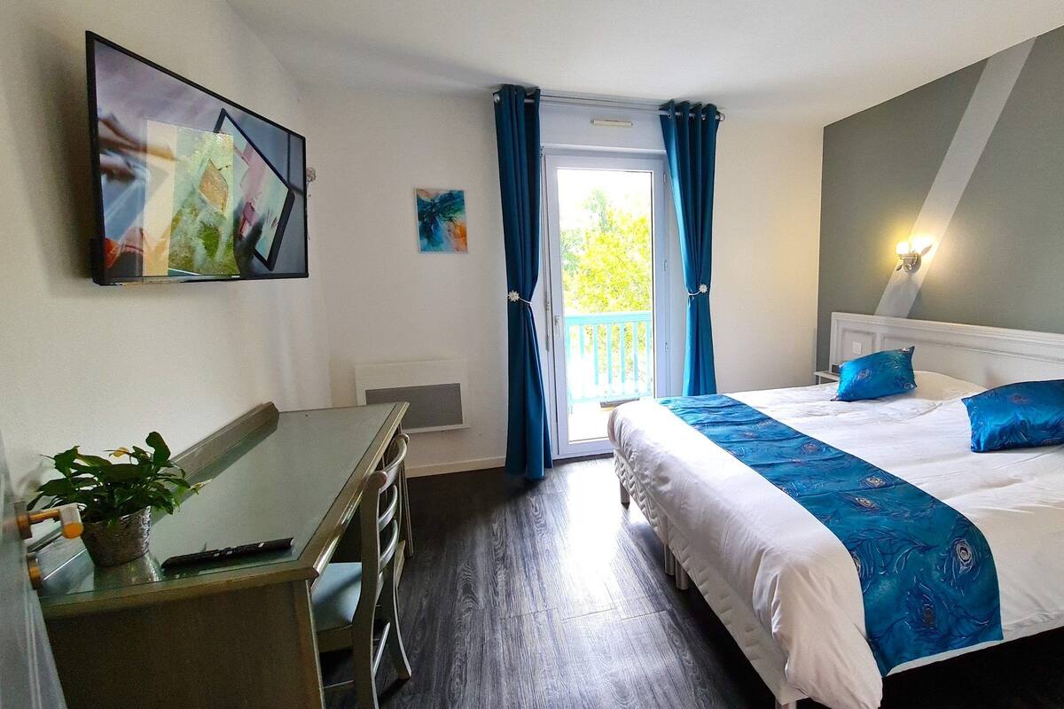 Premium bedding, in-room safe, desk, blackout curtains