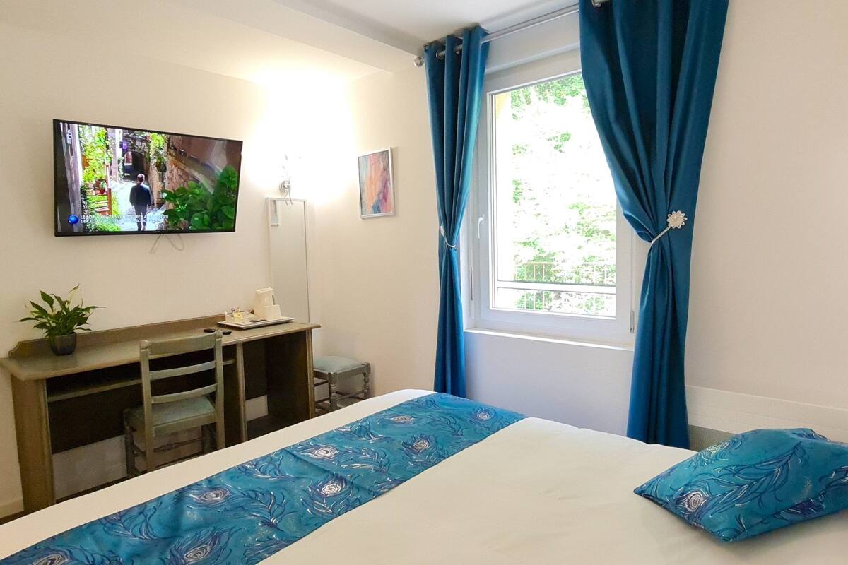 Premium bedding, in-room safe, desk, blackout curtains