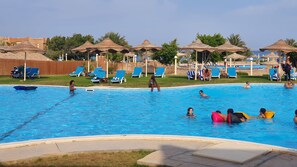 2 outdoor pools