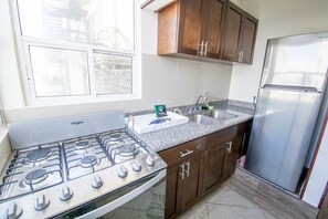 Frigorífic, forn, placa de cuina i cafetera i tetera