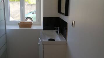 Doccia, asciugamani, carta igienica