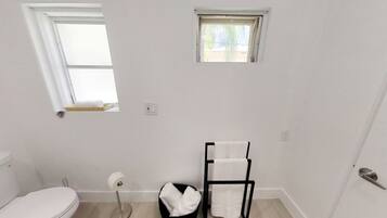 Basic Apartment | Bathroom