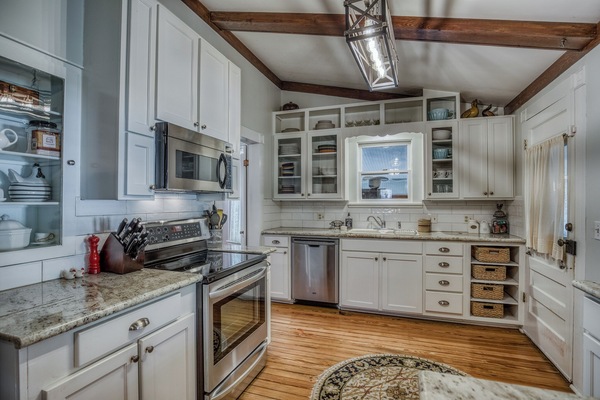 Køleskab, mikrobølgeovn, ovn, kogeplade