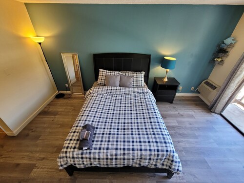 (B03) Lovely Beverly Hills Hotel Style Room