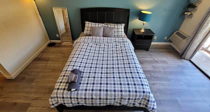 (B03) Lovely Beverly Hills Hotel Style Room