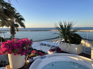 Outdoor spa tub - Red House (Savelletri)