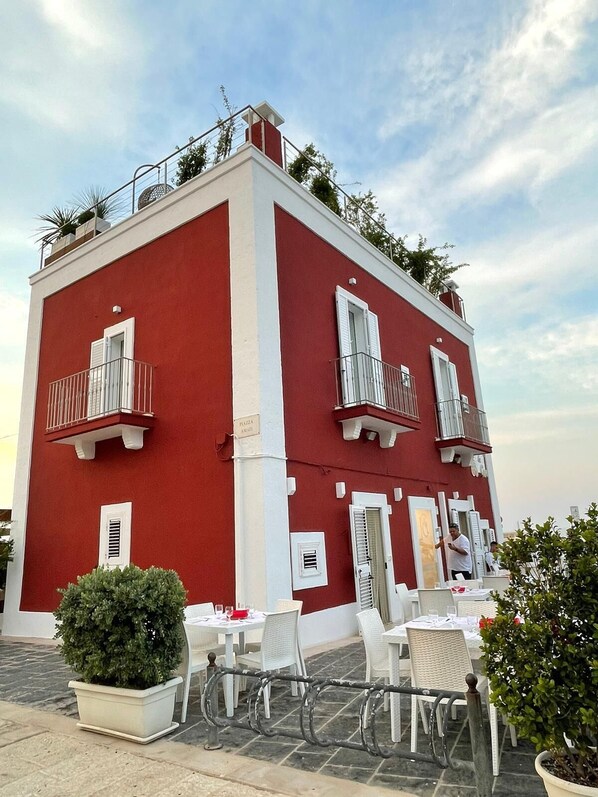Outdoor dining - Red House (Savelletri)