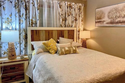 Signature House, 1 Bedroom, Jetted Tub, Ground Floor | 1 bedroom, Egyptian cotton sheets, premium bedding