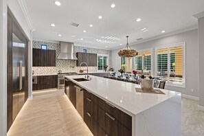 冷蔵庫、電子レンジ、オーブン、コンロ