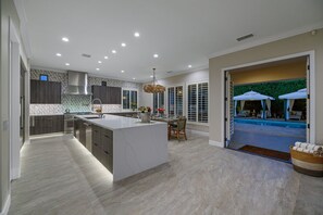 冷蔵庫、電子レンジ、オーブン、コンロ