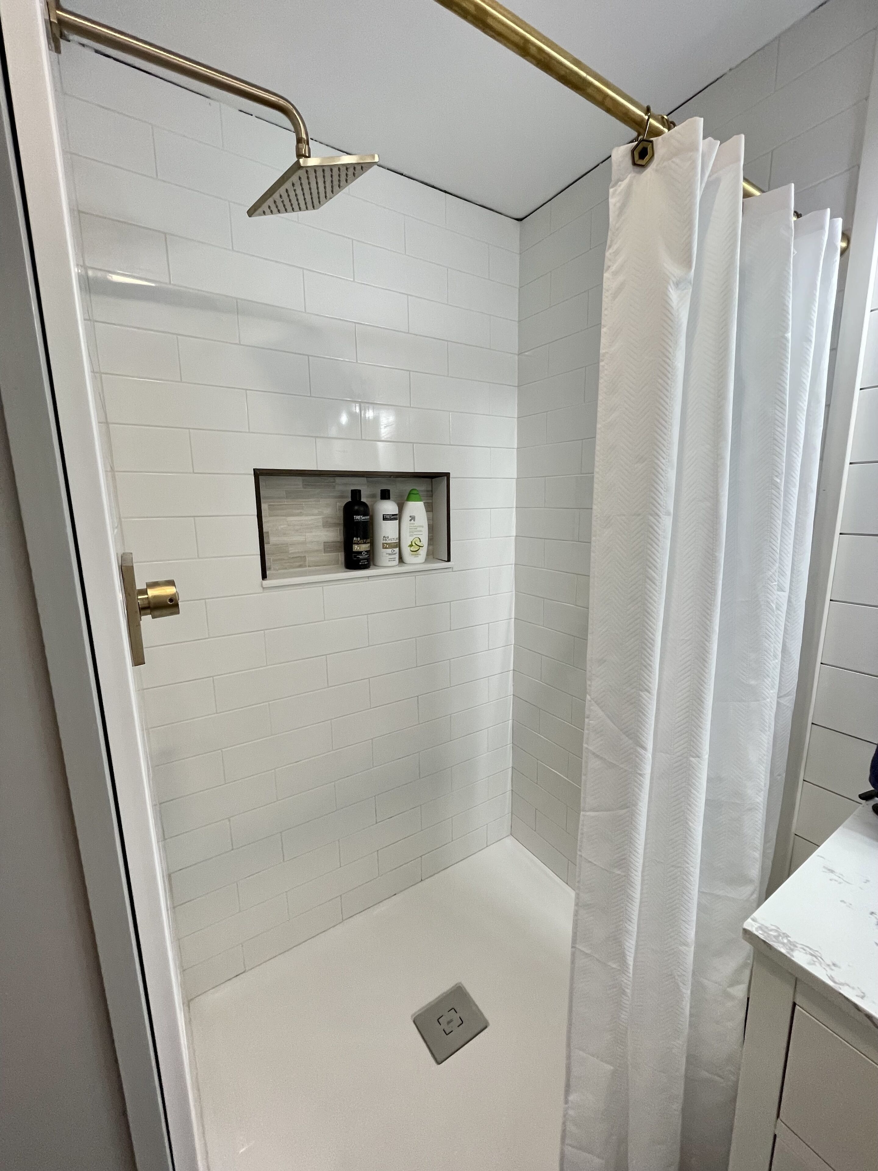 Douche, sèche-cheveux, serviettes fournies, savon