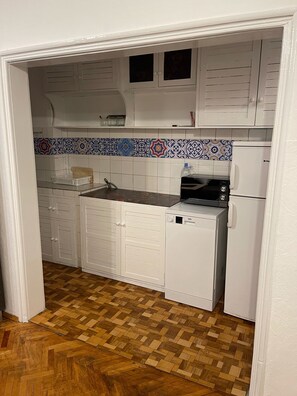 Kühlschrank, Mikrowelle, Ofen, Herdplatte