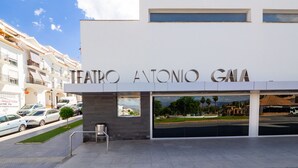 The entrance to Teatro Antonio Gama with a clear view of the surrounding buildings and parked cars.