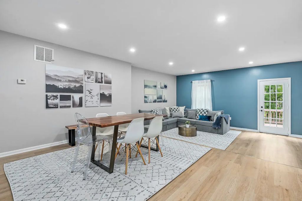 Modern & Contemporary Lake Ridge Townhouse w/ Deck