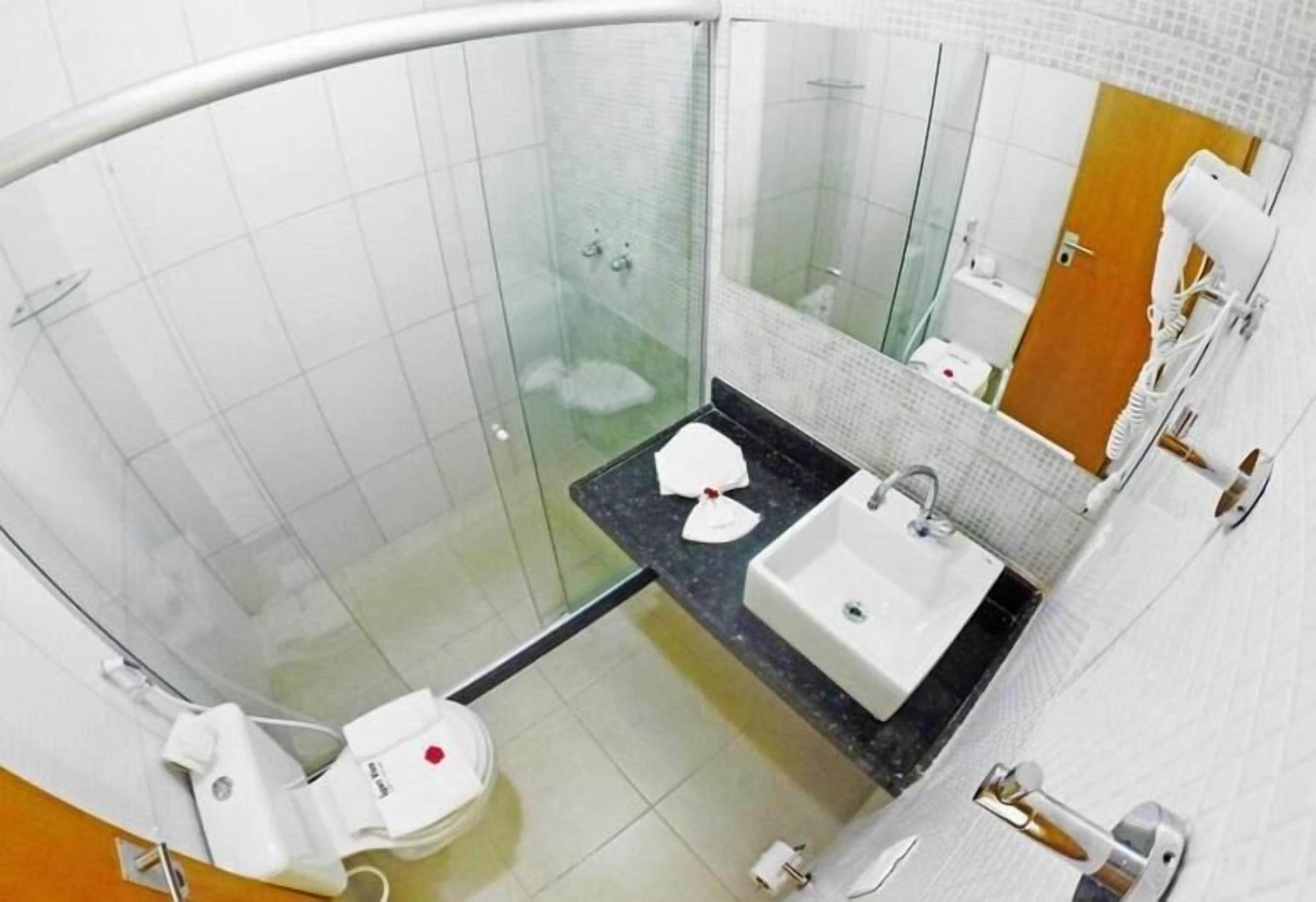 Une salle de bain moderne avec une douche à parois de verre, un lavabo et des toilettes.