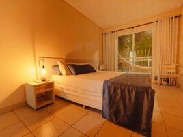 Kamar Quadruple Premium | Seprai premium, busa memori, brankas, dan didekorasi berbeda-beda