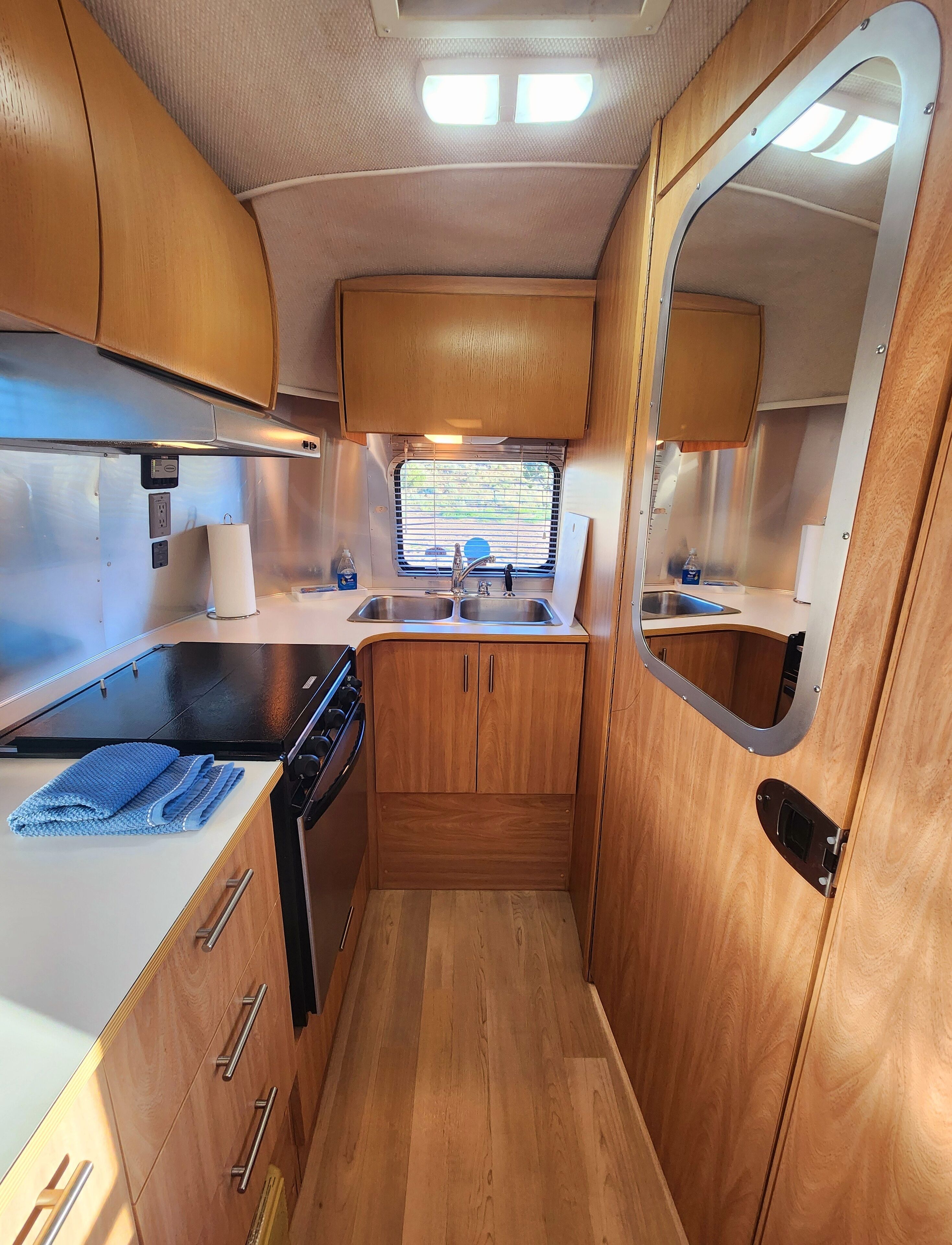 Fridge, oven, coffee/tea maker, electric kettle