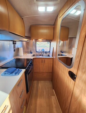 Kühlschrank, Ofen, Wasserkocher mit Kaffee-/Teezubehör, Wasserkocher