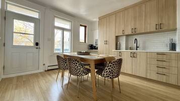 Fridge, microwave, oven, coffee/tea maker