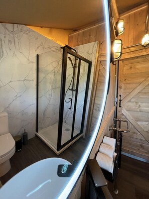 Tält Premium - privat badrum - utsikt mot trädgården | Badrum