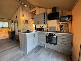 Tienda Premium, baño privado, vistas al jardín | Cocina compartida | Hervidor eléctrico, tostadora y utensilios de cocina