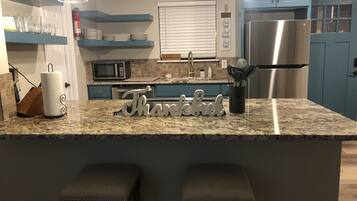 冰箱、微波炉、烤箱、炉灶